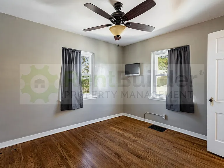 411 Wellesley Dr SE #A — Photo 8