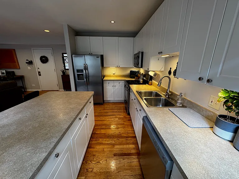 1050 W Dakin St — Photo 17