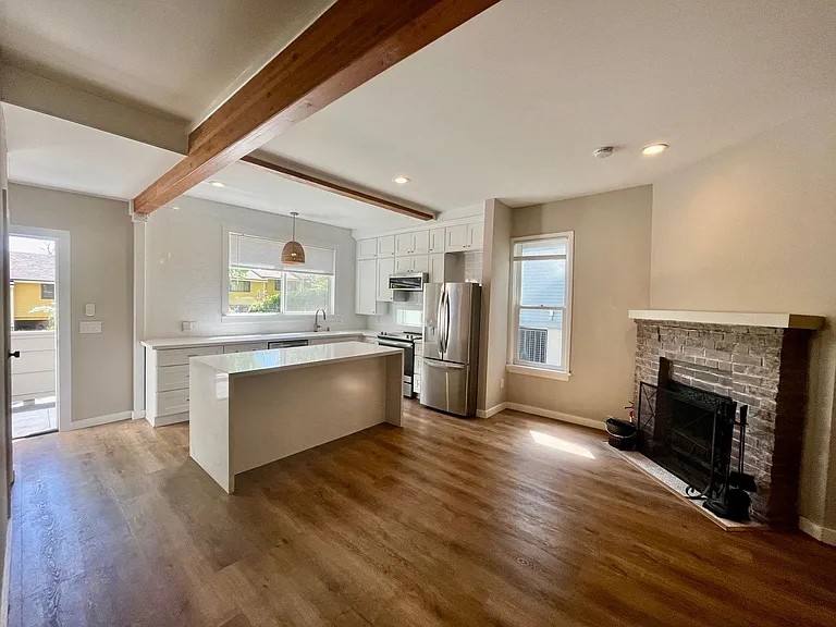 2606 E Madison St — Photo 4