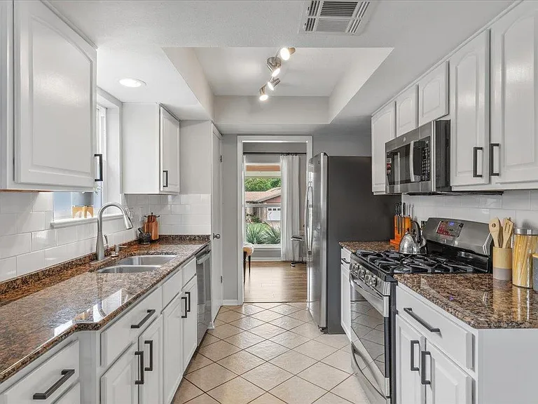 208 Skyloop Dr — Photo 10