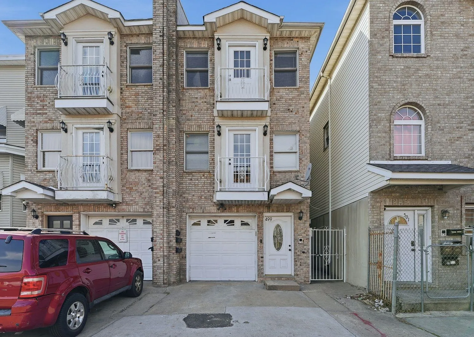 3 bed, 2.0 bath, 1000 sqft, $2,400 — Photo 1