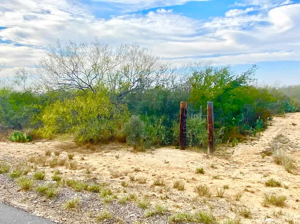 132 Dilley Blvd, Zapata, TX 78076