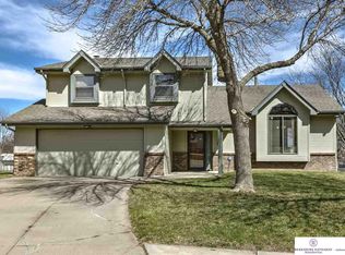 701 S Taylor Cir, Papillion, NE 68046