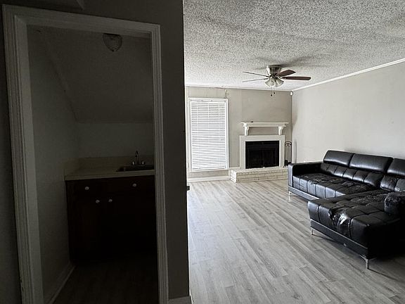 4th image of 847 E Boyd Dr #D