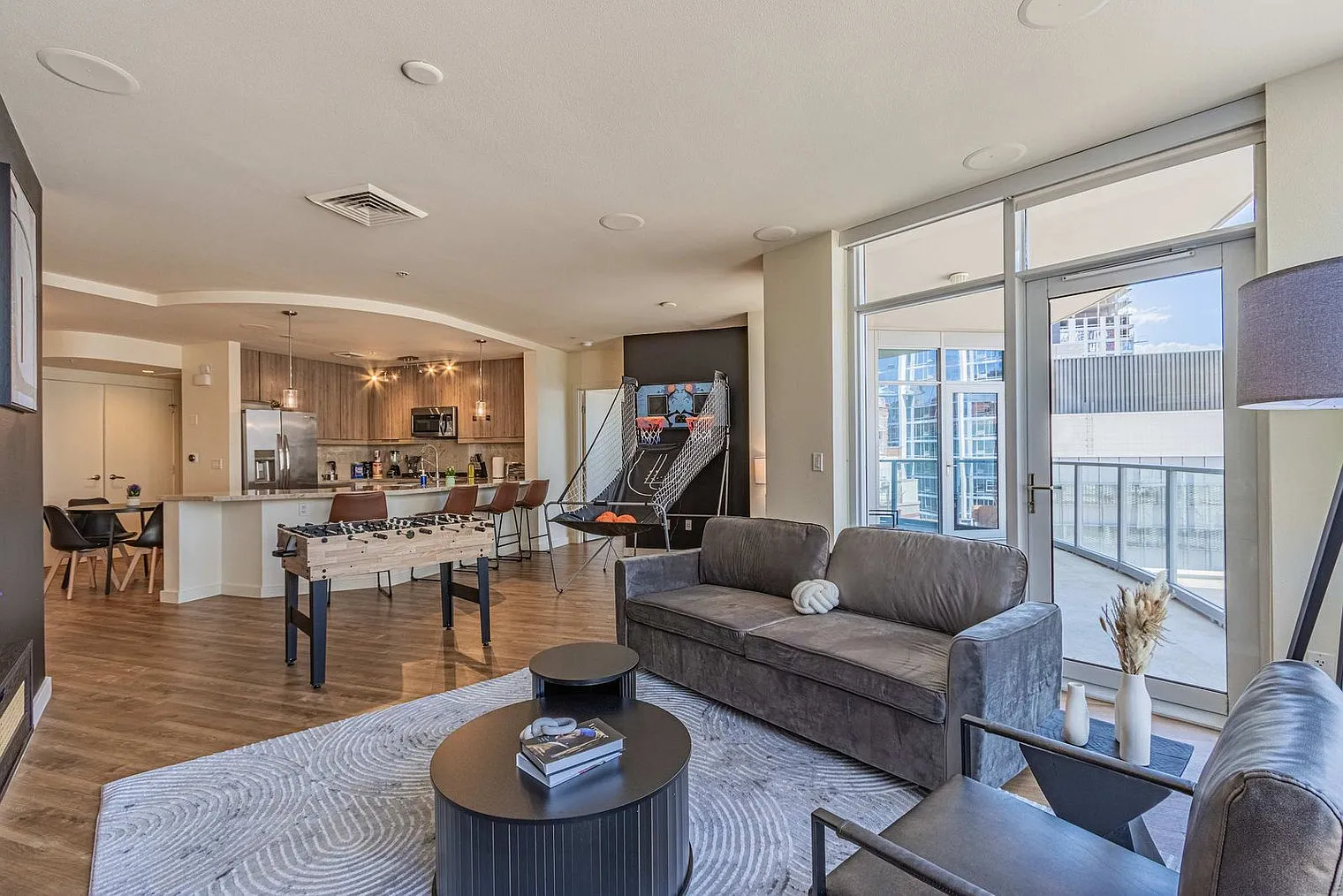 1 bed, 1.0 bath, 947 sqft, $3,507 — Photo 2