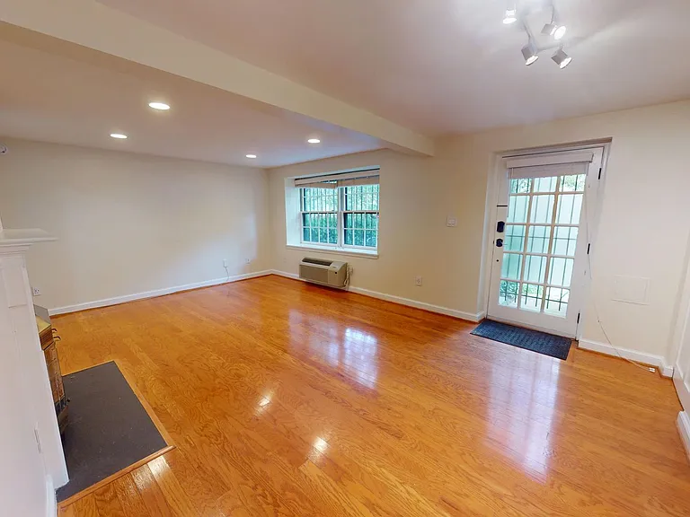 1833 California St NW #101 — Photo 7