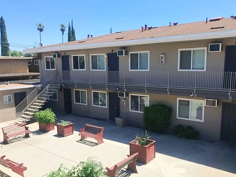 1312-1322 E Bulldog Ln