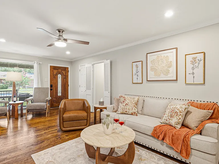 1213 Dalhart Dr — Photo 2