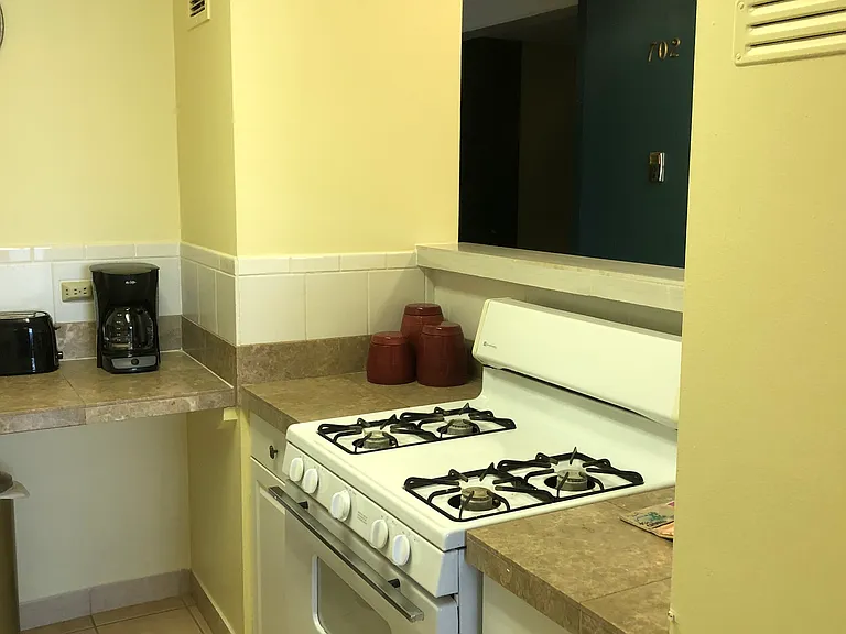 Waikiki Whale Watcher Apartments — Photo 77
