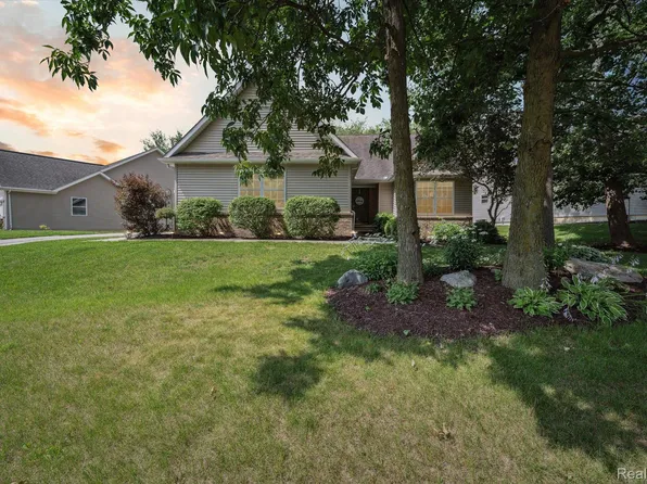 121 Skyline Dr, Howell, MI 48843