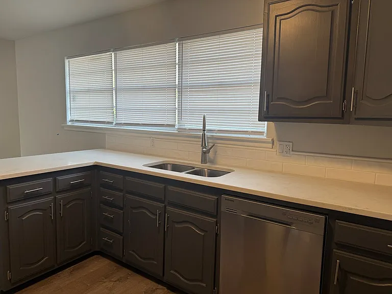 2705 Cambridge St — Photo 8