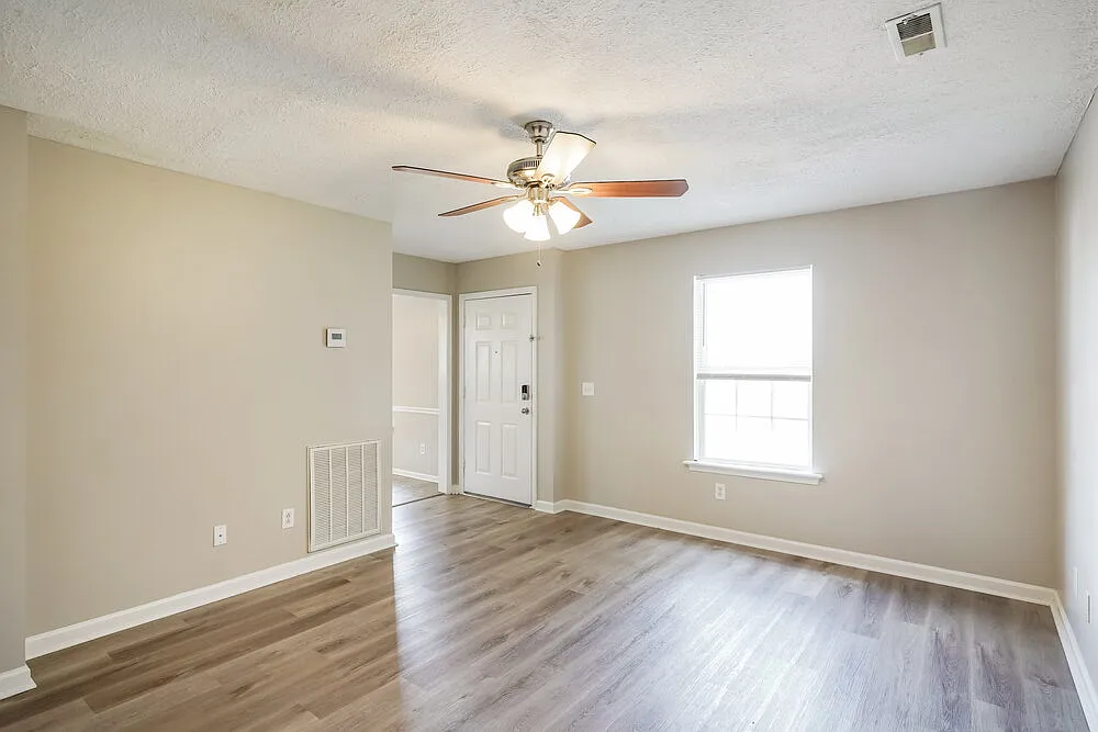 3 bed, 2.0 bath, 1134 sqft, $2,410 — Photo 4
