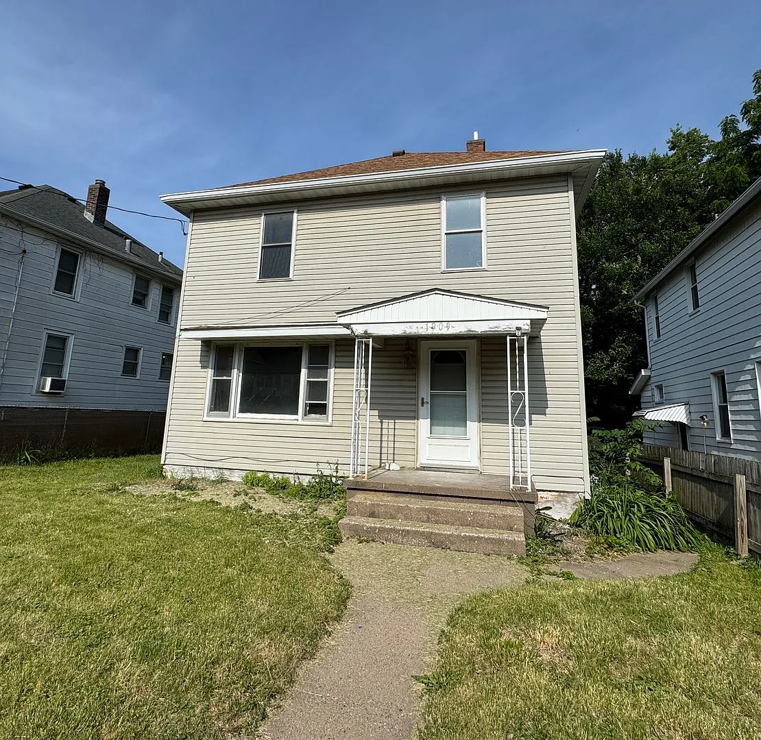 Spacious 4-Bedroom Home in Moline with Central Air & Basement — Photo 1