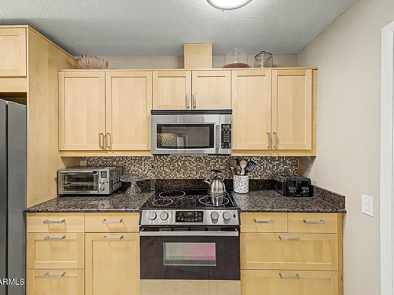 10454 W Palmeras Dr — Photo 10