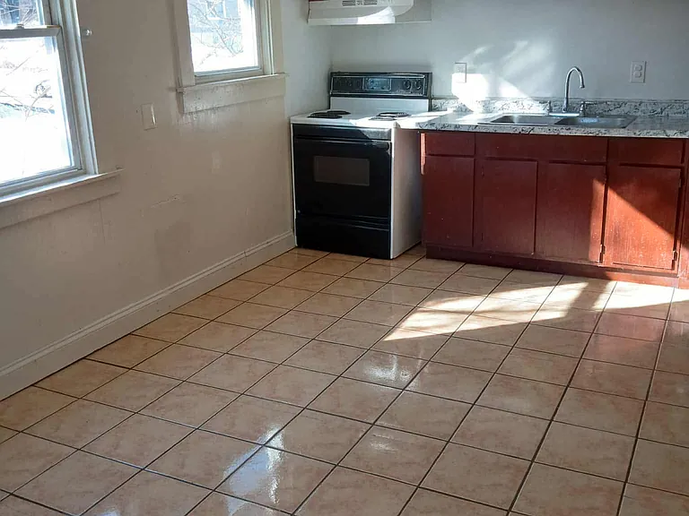 17-19 Windsor St #2 — Photo 9