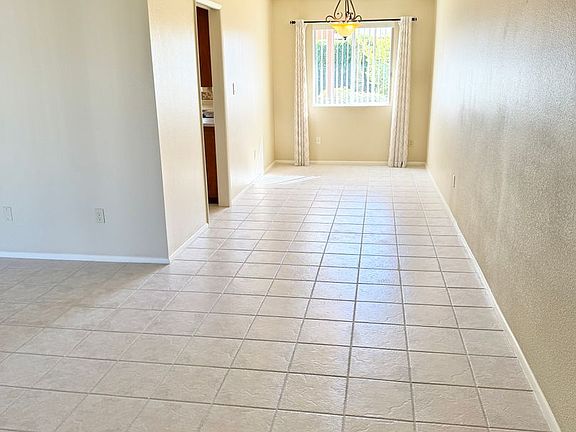 5th image of 2821 E Paradise Dr