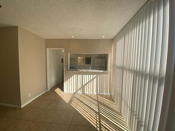 5th image of 133 S Mariposa Ave