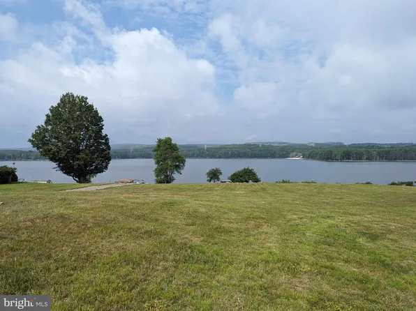 2 Mountain Lake Dr, Mount Storm, WV 26739