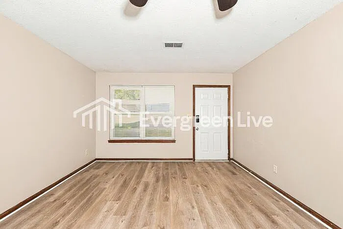 3 bed, 1.0 bath, 1156 sqft, $1,195 — Photo 4