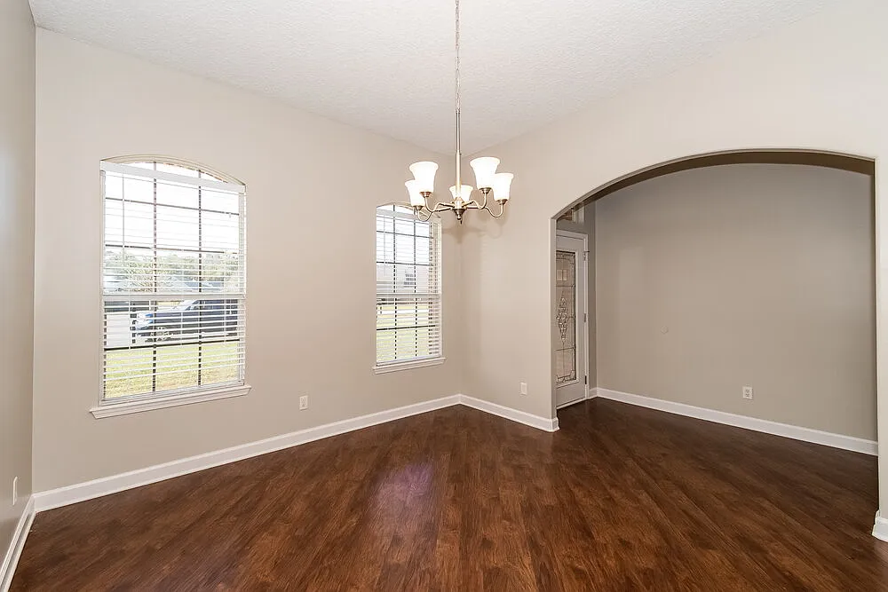 4 bed, 2.0 bath, 2500 sqft, $2,490 — Photo 3
