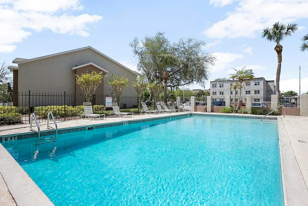 Bella Lago Apartments — Photo 3