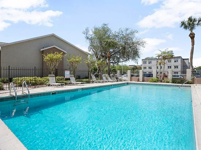 Bella Lago Apartments — Photo 3