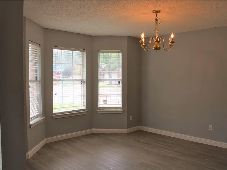 16205 Glorious Ln — Photo 4