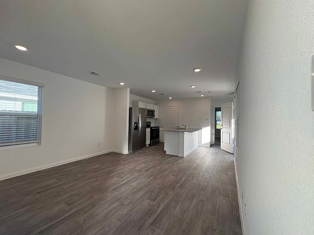 2 bed, 813 sqft, $1,300 — Photo 2