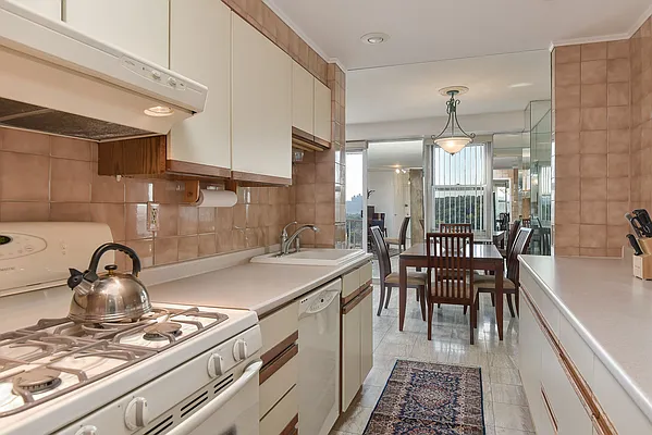 Sold by Houlihan Lawrence | media 9