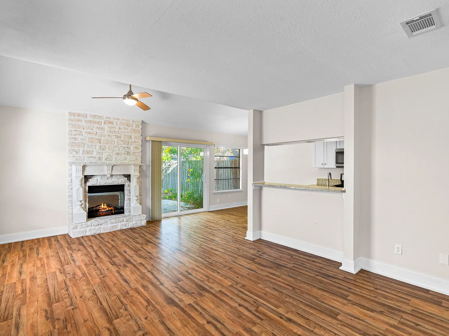 2 bed, 1.5 bath, 1140 sqft, $1,700 — Photo 2