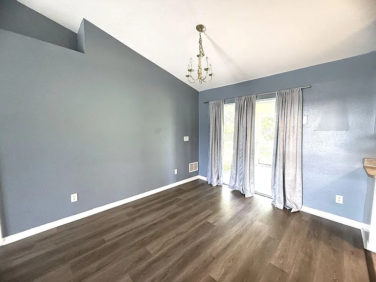 302 NW 2nd Pl — Photo 5