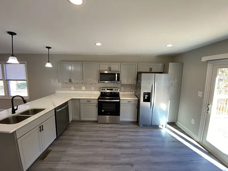 77 Lakeview Dr — Photo 12