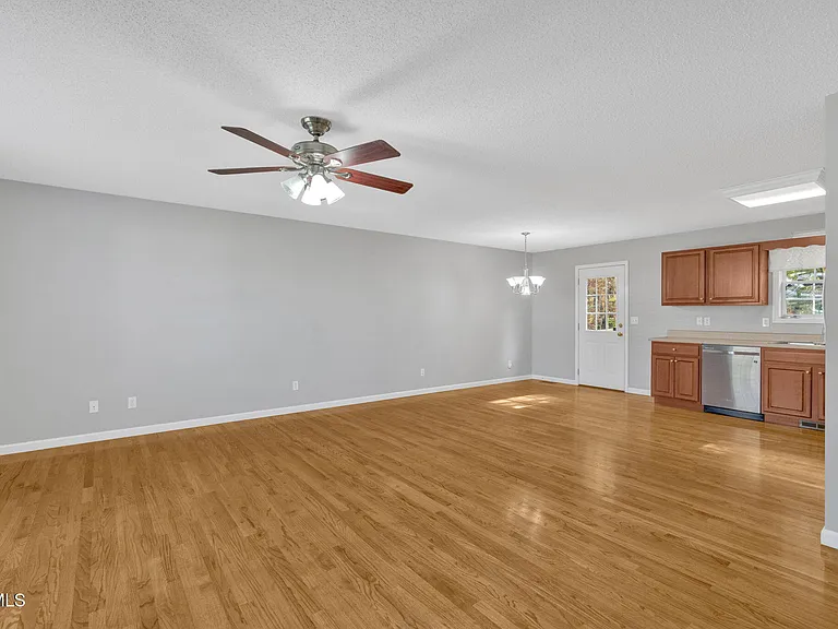 1125 Faye St — Photo 30
