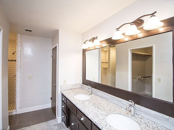 5th image of 464 N Plano St