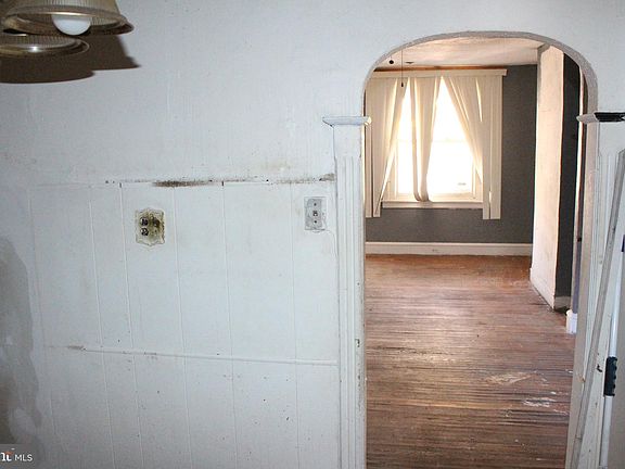 3rd image of 1948 N Myrtlewood St