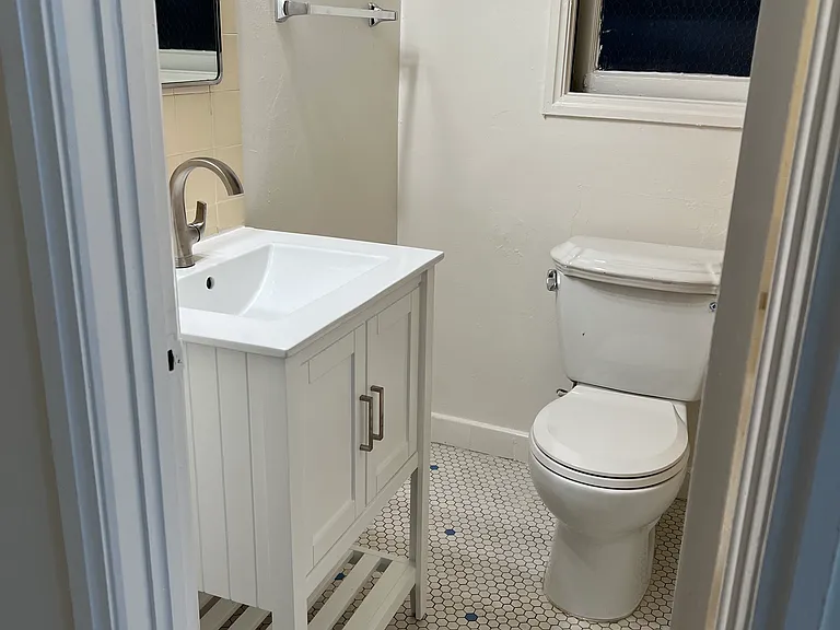 81 Glen Ave — Photo 17