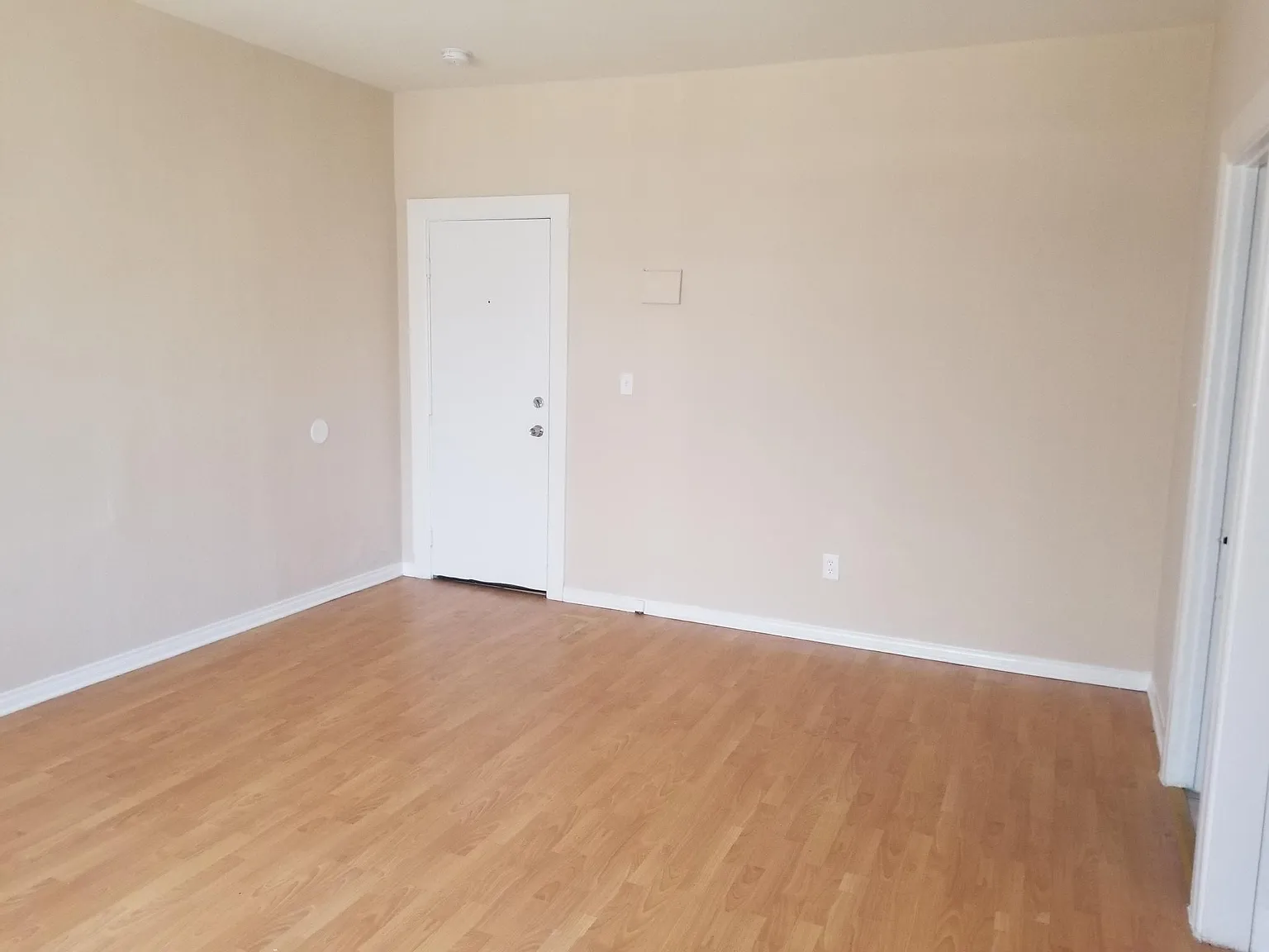 Studio, 420 sqft, $1,295 — Photo 2