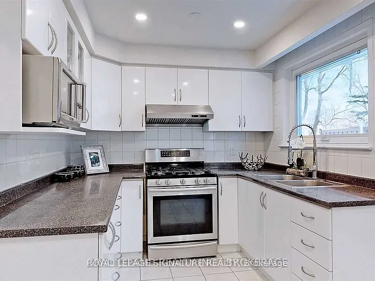 17 Baroness Cres #UPPER — Photo 13