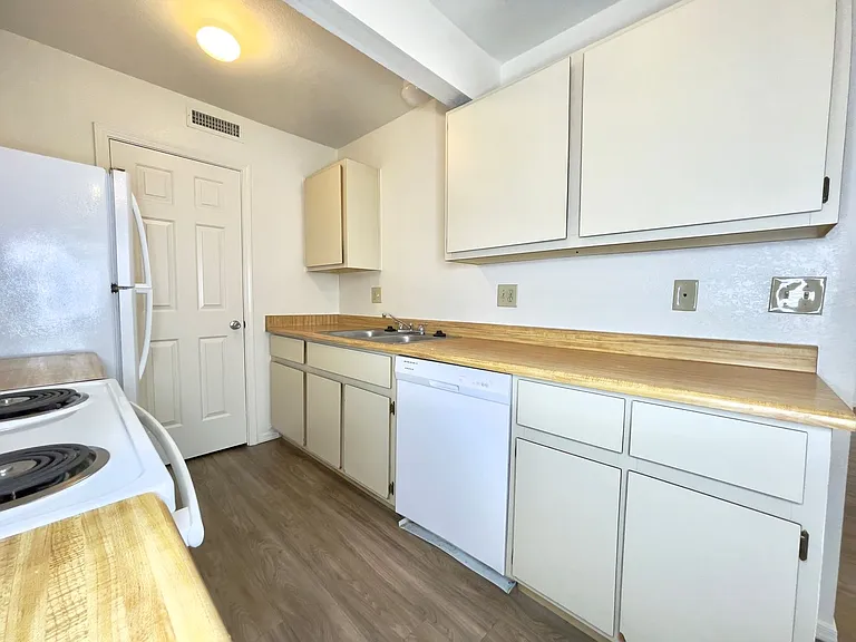 1004 E Goodwin St — Photo 8