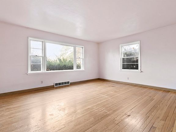 2nd image of 2221 Oaklawn Ave