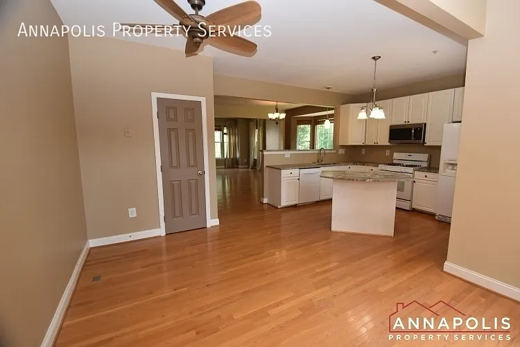 888 stonehurst court — Photo 3
