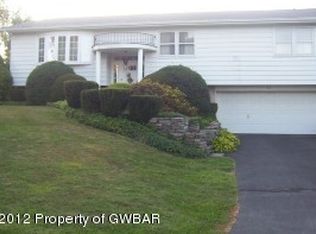 24 Windsor Dr, Dallas, PA 18612