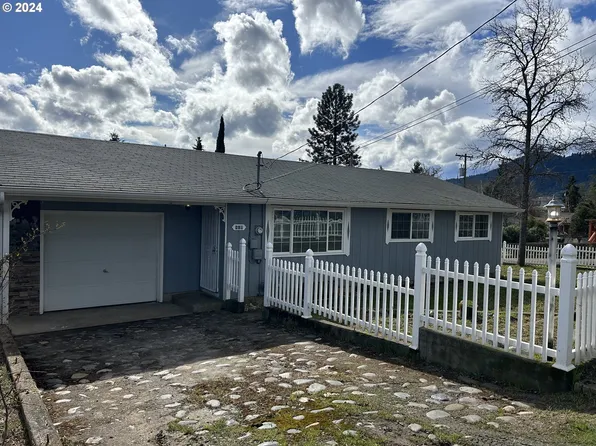 810 NE Madrona Dr, Myrtle Creek, OR 97457