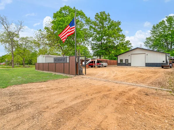 140 N Cedar St, Blossom, TX 75416