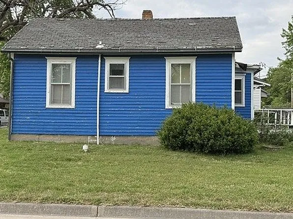 524 S Randall Ave, Moundridge, KS 67107