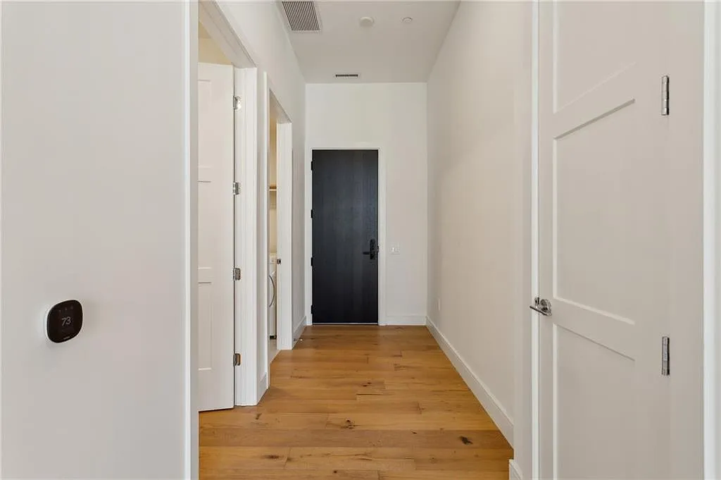 2 bed, 2.5 bath, 1470 sqft, $8,100 — Photo 3