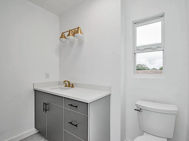 318 N E St — Photo 12