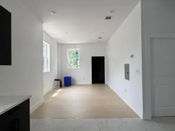 12 Thomas St #2L, Newark, NJ 07114