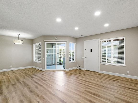 3rd image of 42 Muirfield Ct