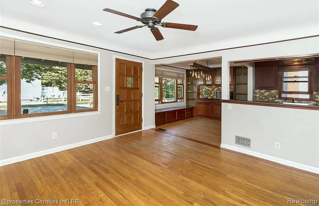 3 bed, 2.0 bath, 1976 sqft, $2,900 — Photo 4